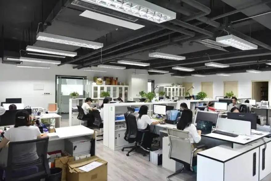 球友体育团队在深圳办公区协作的场景图